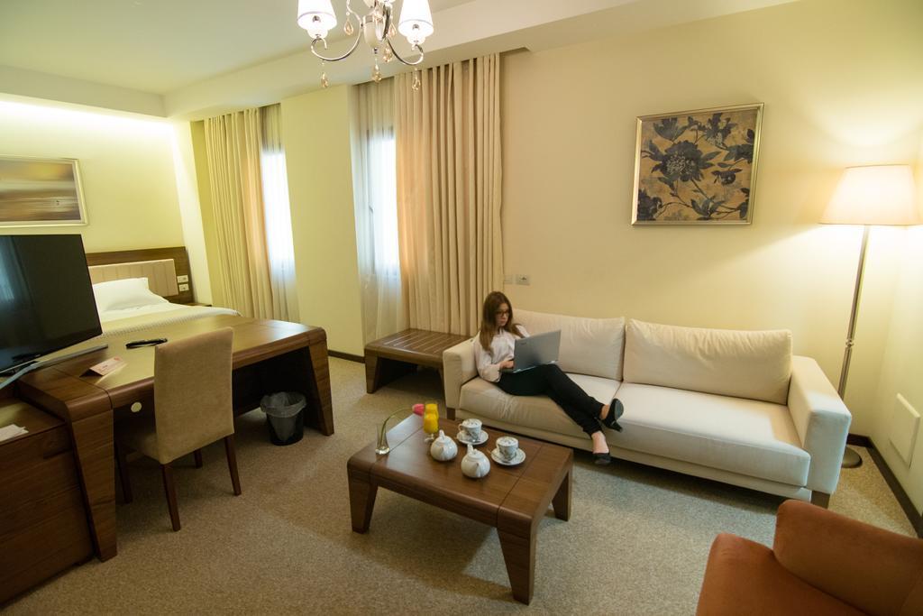 Boutique Hotel Kotoni Tiranë Ngoại thất bức ảnh