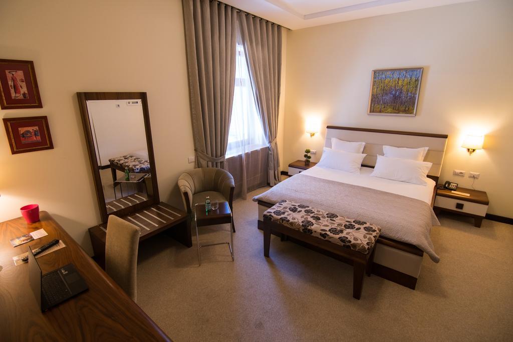 Boutique Hotel Kotoni Tiranë Ngoại thất bức ảnh