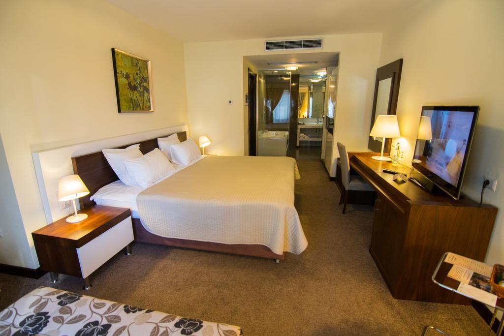 Boutique Hotel Kotoni Tiranë Ngoại thất bức ảnh